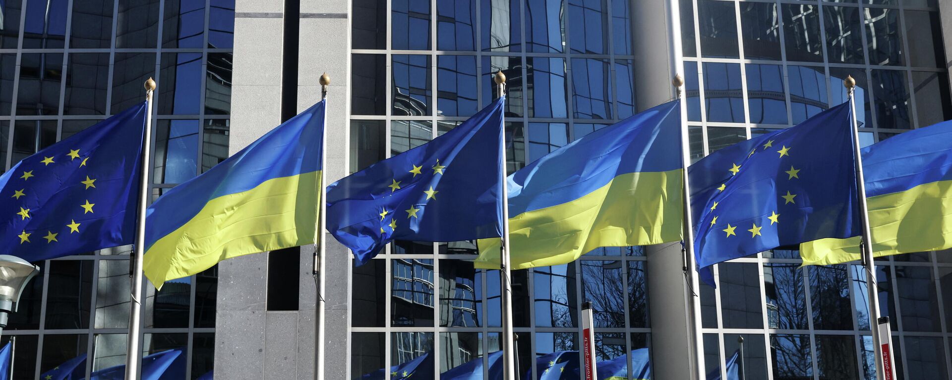 Europos Sąjungos ir Ukrainos vėliavos Briuselyje - Sputnik Lietuva, 1920, 13.03.2022