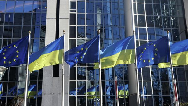 Europos Sąjungos ir Ukrainos vėliavos Briuselyje - Sputnik Lietuva