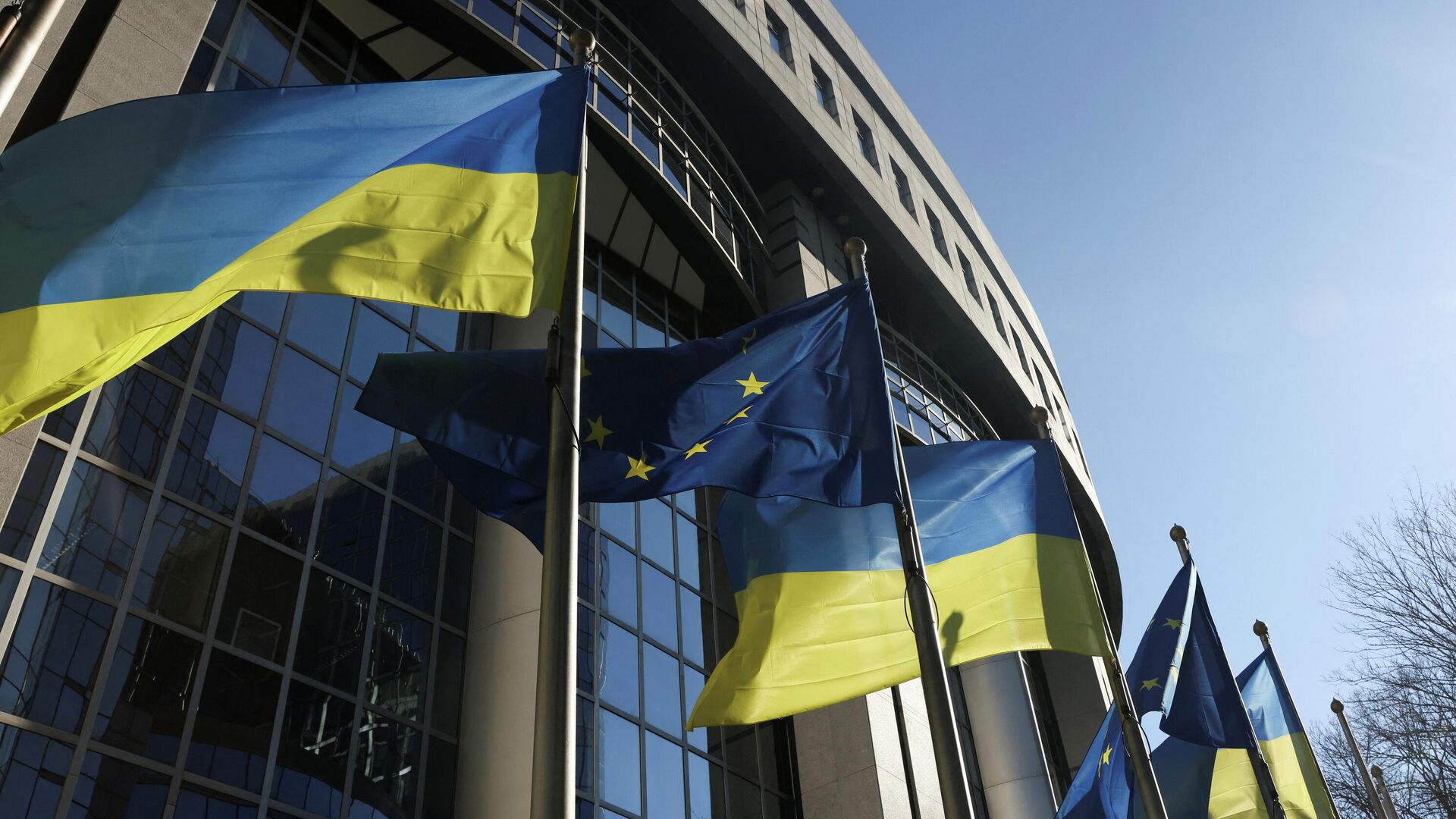 Флаги Европейского союза и Украины в Брюсселе - Sputnik Lietuva, 1920, 16.03.2022