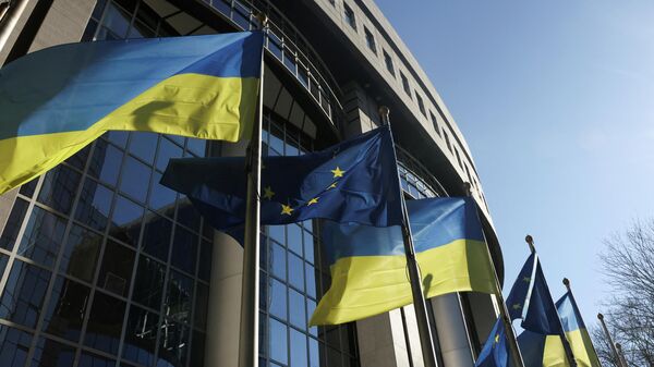 Флаги Европейского союза и Украины в Брюсселе - Sputnik Lietuva