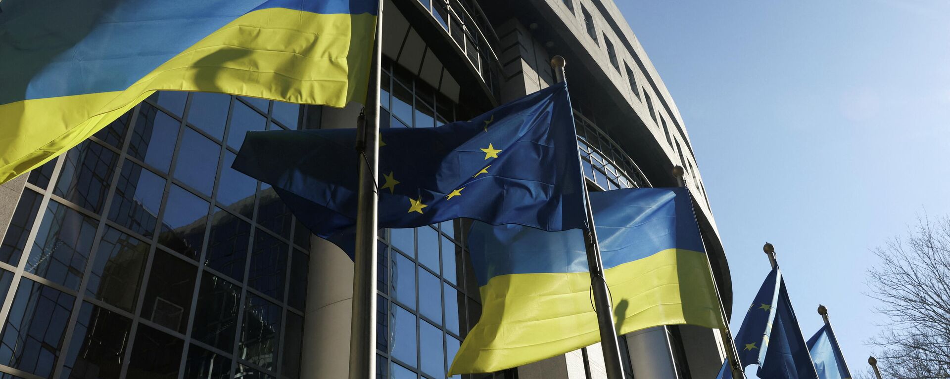 Флаги Европейского союза и Украины в Брюсселе - Sputnik Литва, 1920, 15.03.2022
