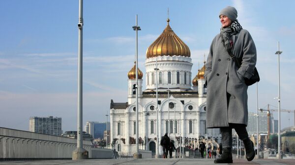 Женщина возле храма Христа Спасителя в Москве, архивное фото - Sputnik Литва