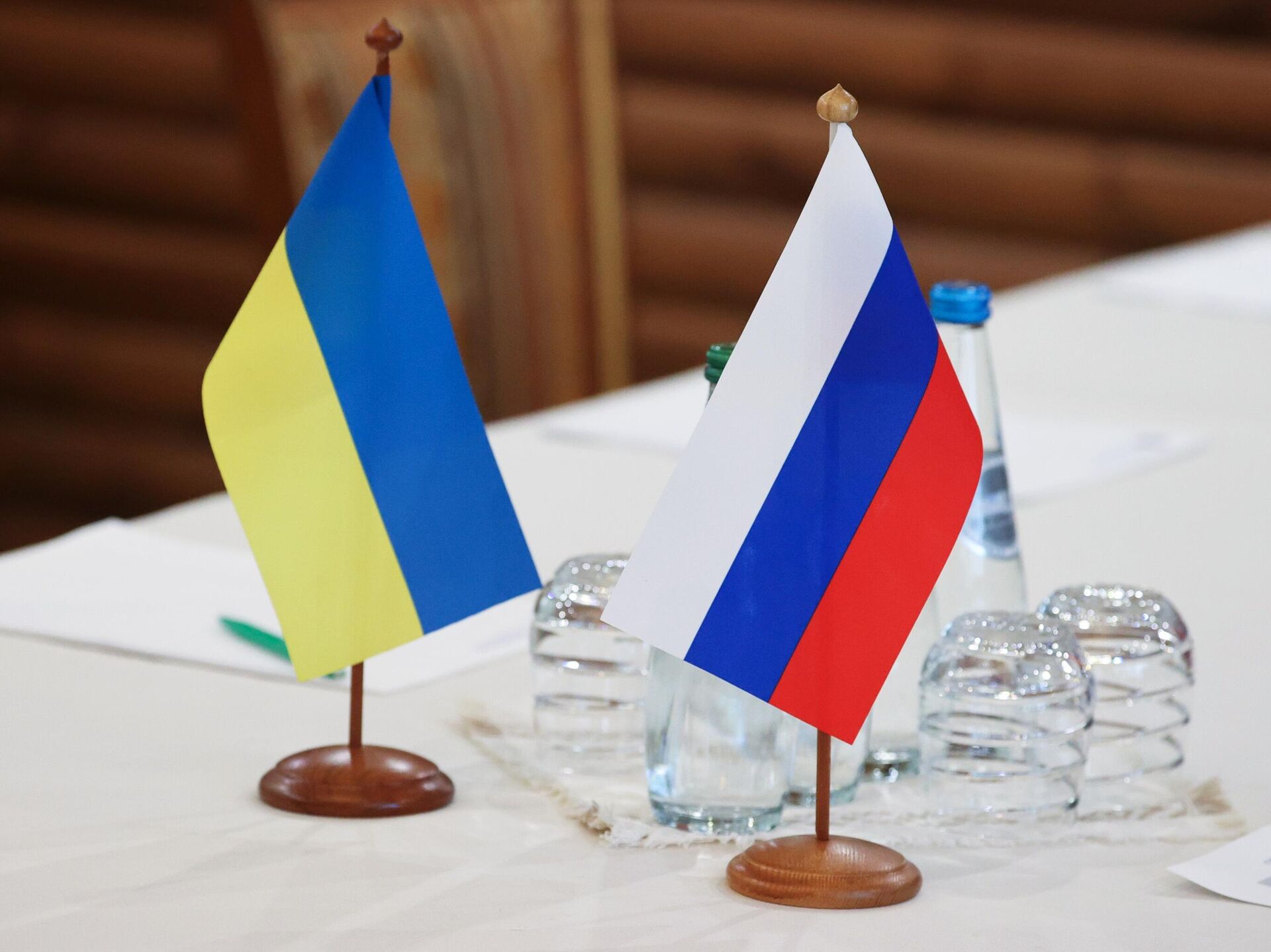 Когда будут мирные переговоры с украиной 2024. Российско-украинские переговоры. Украина – это Россия. Флажки на переговорах. Флажки России и Украины на столе.