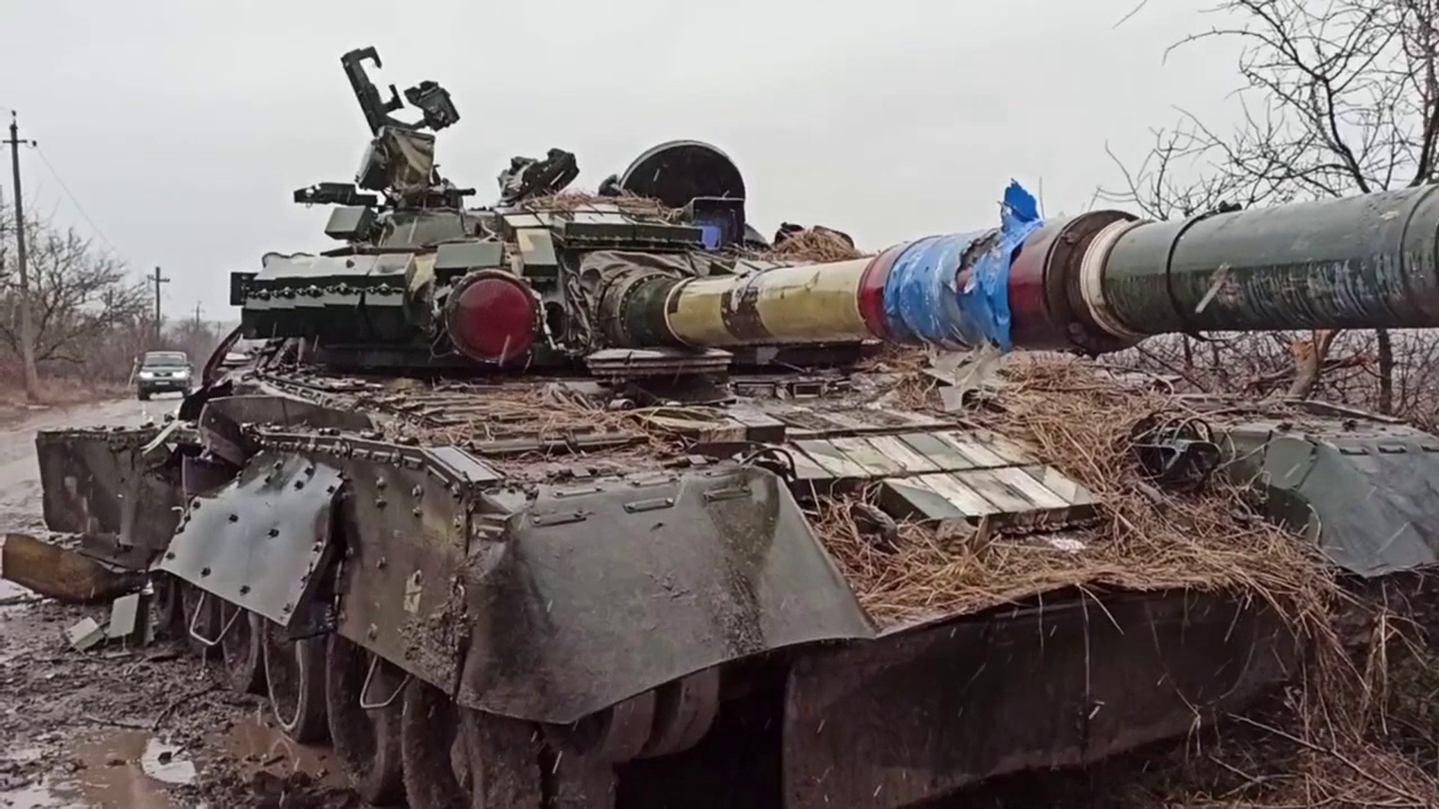 Танк против 8 украинских танков. Т-72 ВСУ. Танк т 64 ВСУ. Танк подбитый Джавелином в Украине.