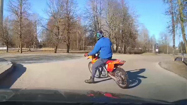 Пугавший учеников мотоциклист задержан Шальчининкайской полицией - Sputnik Литва
