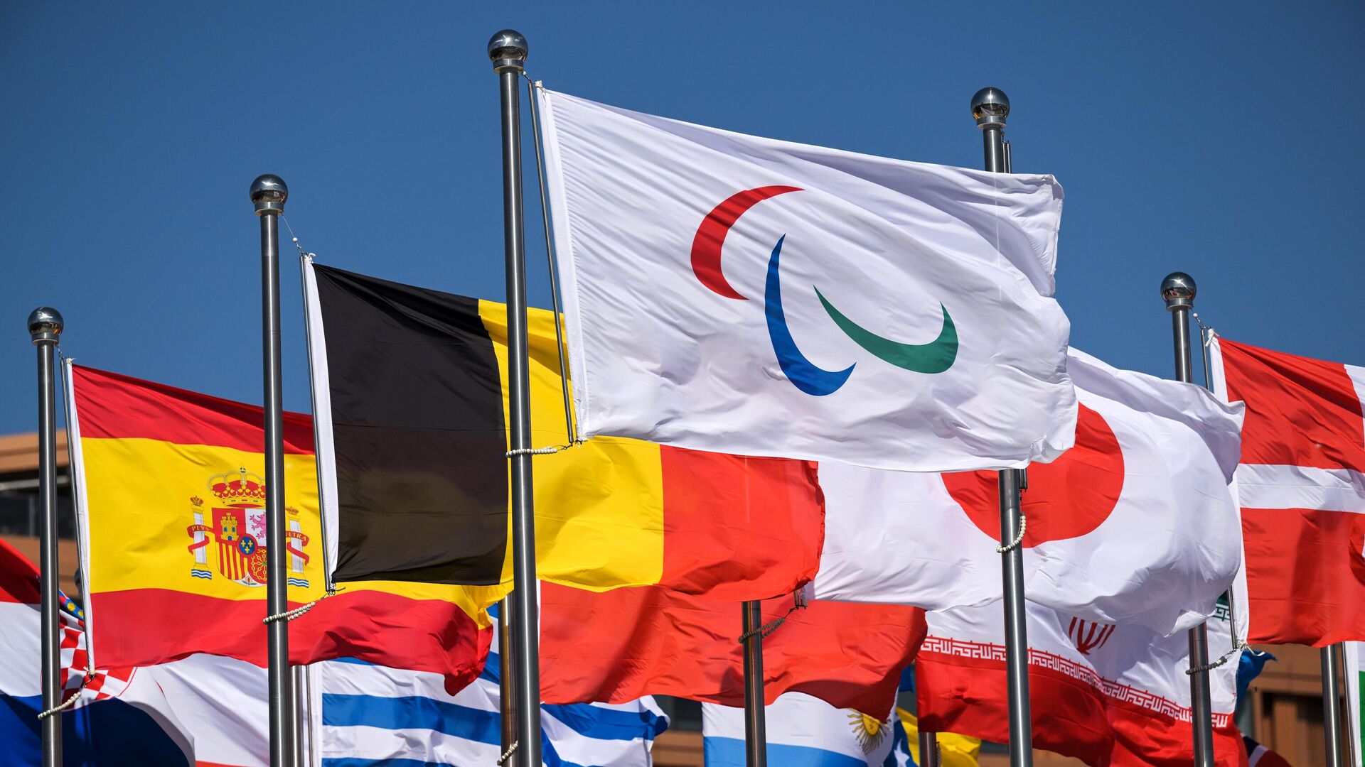 Parolimpinio judėjimo ir pasaulio šalių vėliavos Pekino paralimpiniame kaimelyje - Sputnik Lietuva, 1920, 12.03.2022