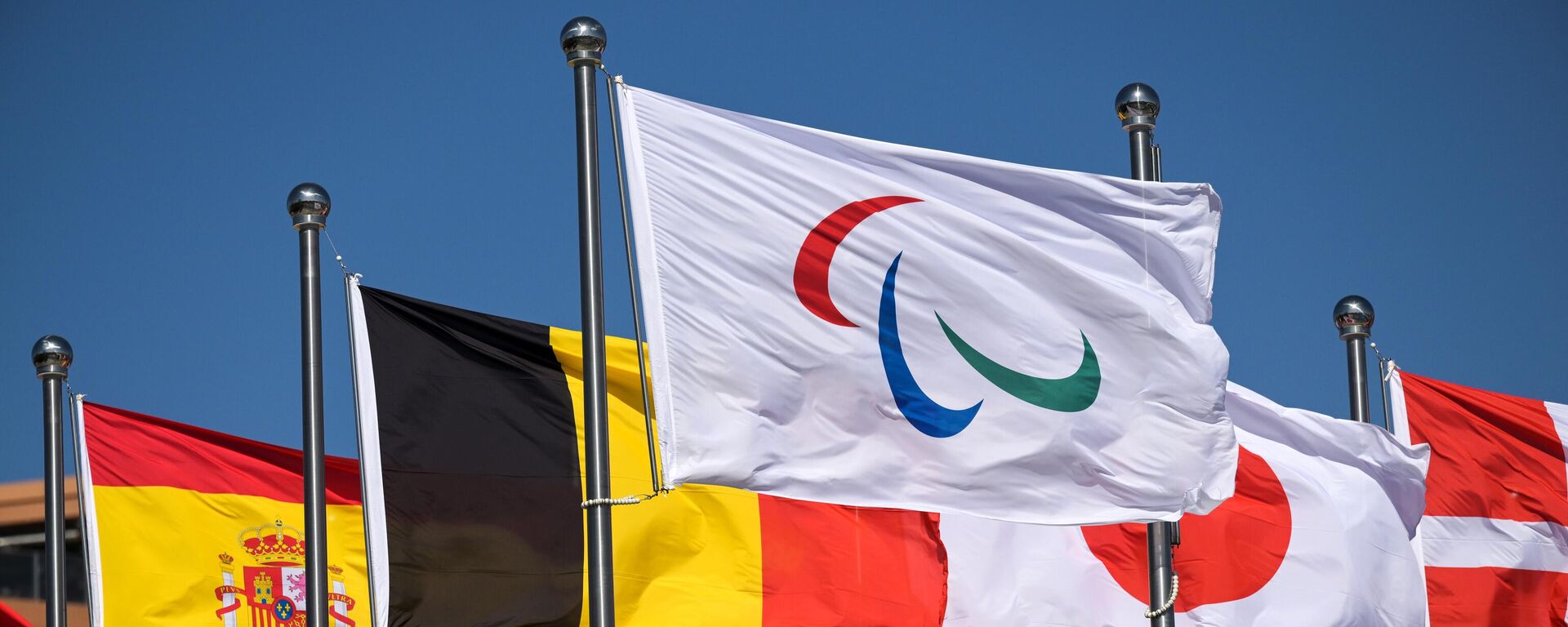 Флаги Паралимпийского движения и стран мира в Паралимпийской деревне в Пекине - Sputnik Литва, 1920, 05.03.2022
