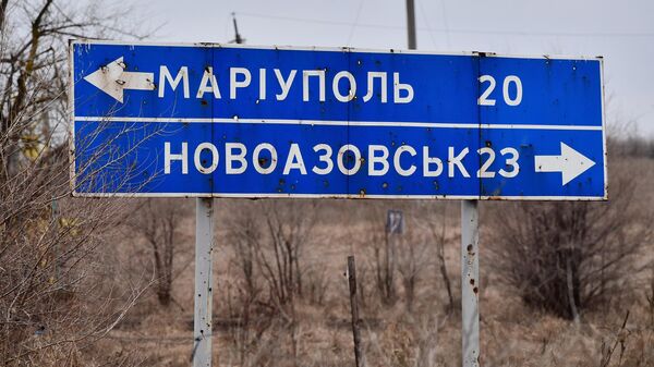 Дорожный знак в районе села Широкино в ДНР, архивное фото - Sputnik Литва