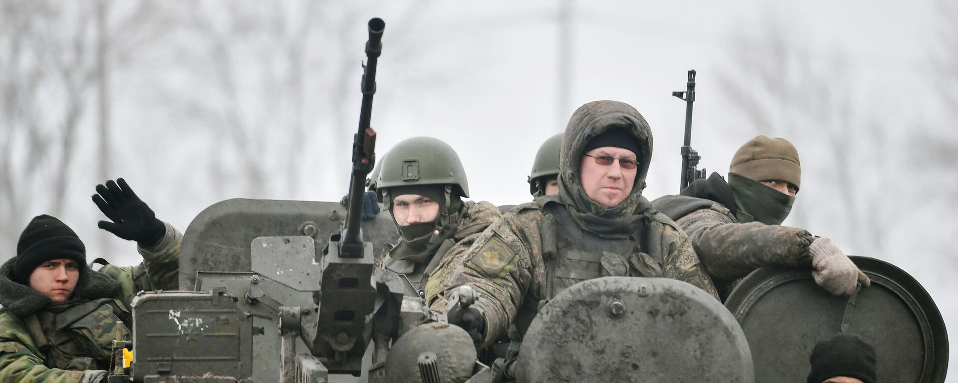 Российские военнослужащие в колонне военной техники на шоссе возле границы с Украиной в Белгородской области - Sputnik Литва, 1920, 24.03.2022