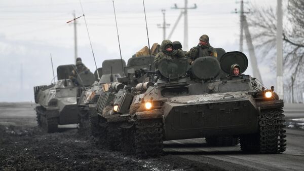 Российские военнослужащие в колонне военной техники на шоссе возле границы с Украиной в Белгородской области - Sputnik Литва