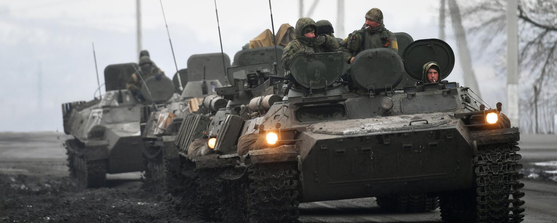 Российские военнослужащие в колонне военной техники на шоссе возле границы с Украиной в Белгородской области - Sputnik Литва, 1920, 08.04.2022