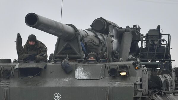 Самоходная пушка Пион на шоссе возле границы с Украиной в Белгородской области - Sputnik Lietuva