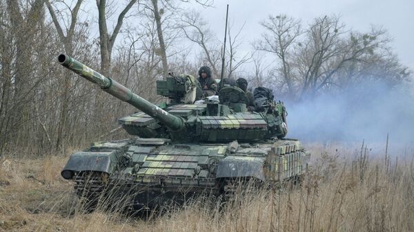 Ukrainos ginkluotųjų pajėgų kariai ant tanko - Sputnik Lietuva