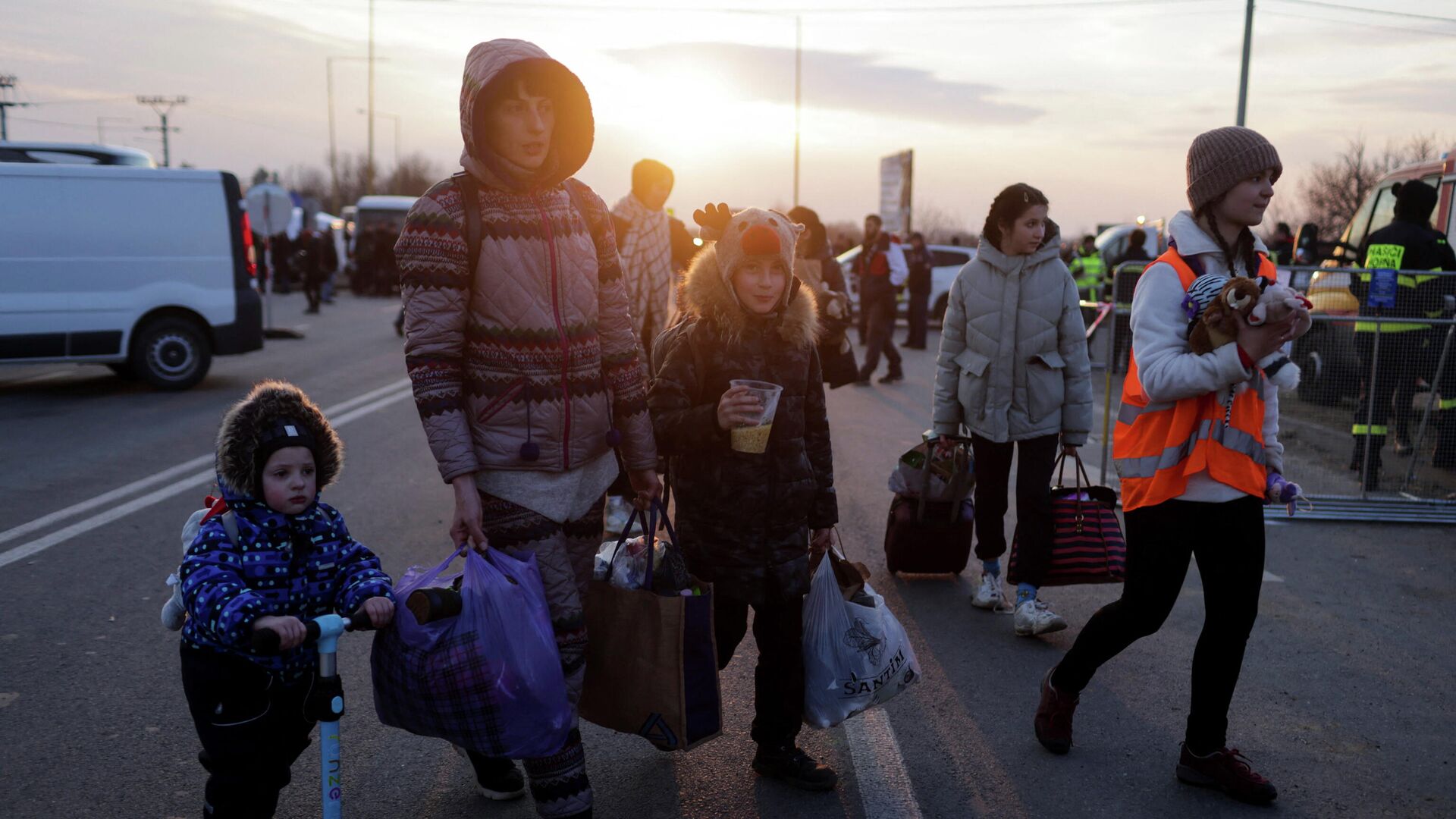 Беженцы из Украины пересекают украинско-словацкую границу - Sputnik Литва, 1920, 10.03.2022