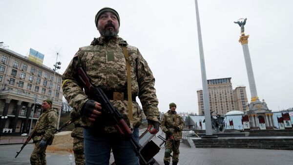 Военнослужащий украинских вооруженных на площади Независимости в центре Киева - Sputnik Lietuva