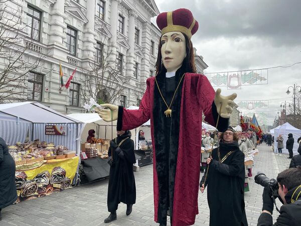 Ярмарка началась с костюмированного шествия глашатаев и ремесленников по улицам города. - Sputnik Литва