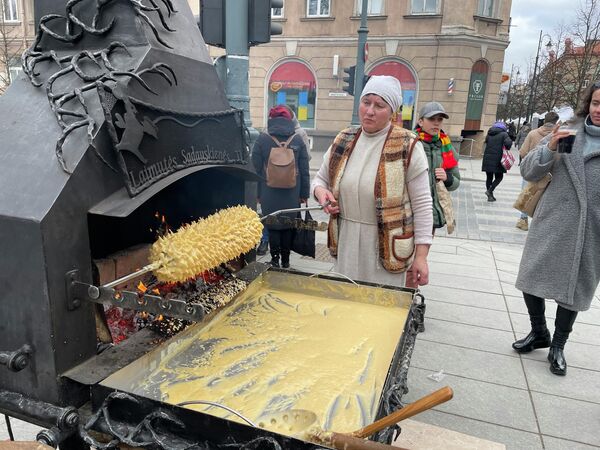 На фото: приготовление шакотиса на открытом огне.  - Sputnik Литва