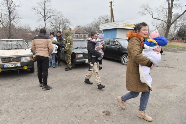 Pirmadienį Rusijos gynybos ministerija paskelbė apie tylos režimo įvedimą nuo 10 val. Maskvos laiku. Nuotraukoje: pabėgėliai iš Mariupolio, kuriems pavyko palikti miestą nepaisant apšaudymo. - Sputnik Lietuva