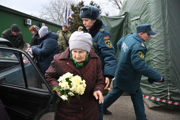 Savaitgalį Rusijos kariuomenė taip pat įvedė tylos režimą, tačiau gyventojai negalėjo evakuotis dėl to, kad Kijevo saugumo pajėgos negalėjo užtikrinti saugumo. Nuotraukoje: vienas iš Mariupolio gyventojų, savarankiškai palikusių miestą humanitariniu koridoriumi. - Sputnik Lietuva