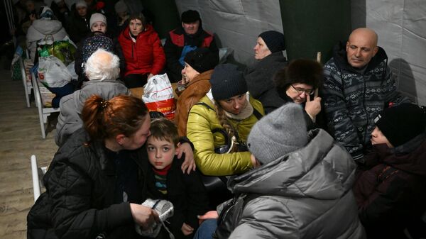Беженцы из Мариуполя, добравшиеся до специального пункта, который организовали сотрудники МЧС ДНР, в селе Безыменное в Новоазовском районе - Sputnik Lietuva