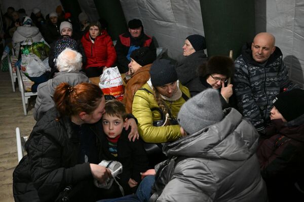 Gynybos ministerija pareikalavo, kad Kijevas organizuotų civilių, tarp jų ir užsieniečių, išvedimą ir paskelbė, kad situaciją valdys iš oro bepiločiais orlaiviais. Nuotraukoje: pabėgėliai iš Mariupolio. - Sputnik Lietuva