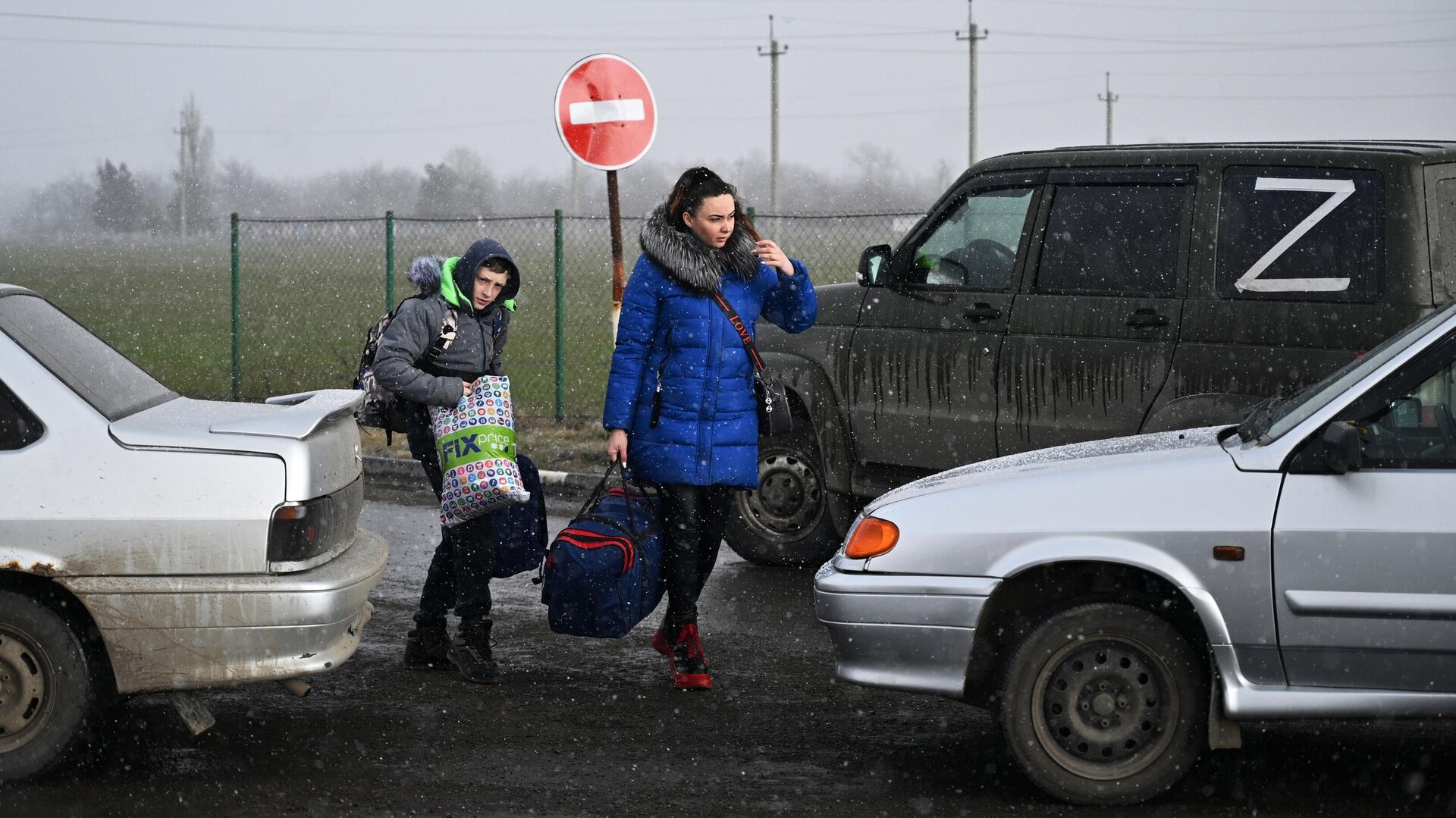 Жители Украины, эвакуированные из села Виноградное под Мариуполем по гуманитарному коридору - Sputnik Литва, 1920, 21.03.2022