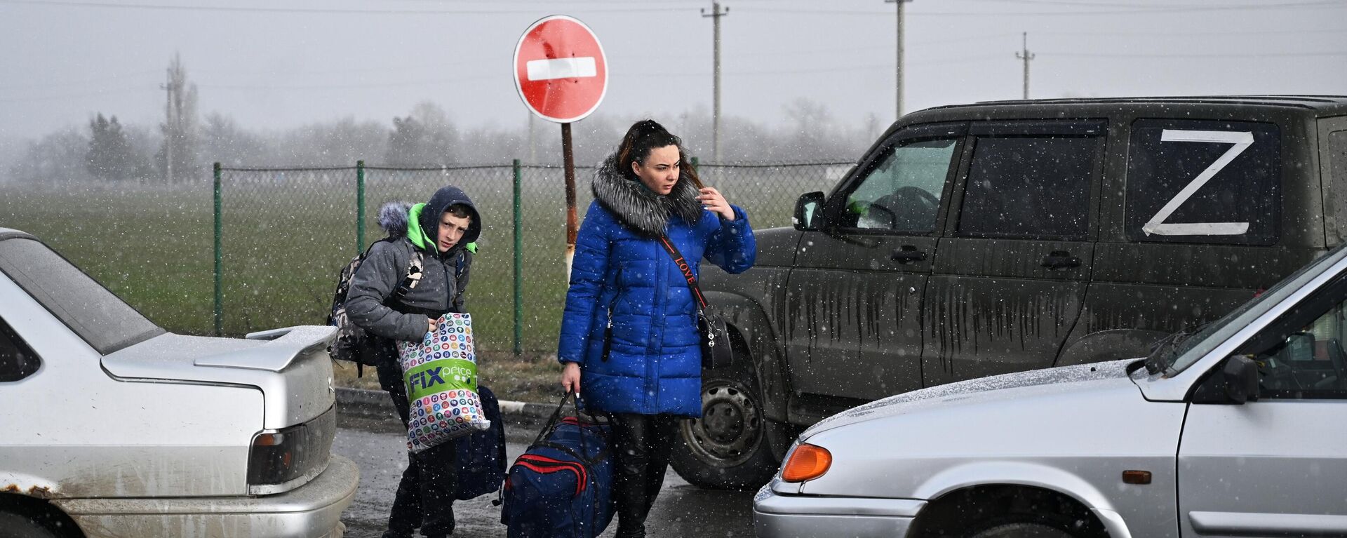 Жители Украины, эвакуированные из села Виноградное под Мариуполем по гуманитарному коридору - Sputnik Литва, 1920, 21.03.2022