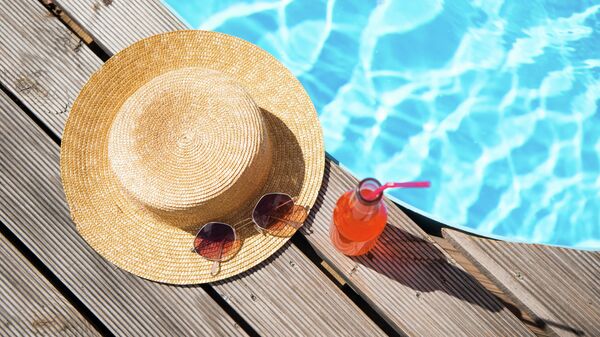 Шляпа, солнечные очки и напиток у бассейна, архивное фото - Sputnik Литва