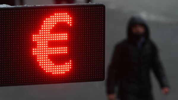 Elektroninė švieslentė su euro ženklu vienoje iš Maskvos gatvių - Sputnik Lietuva