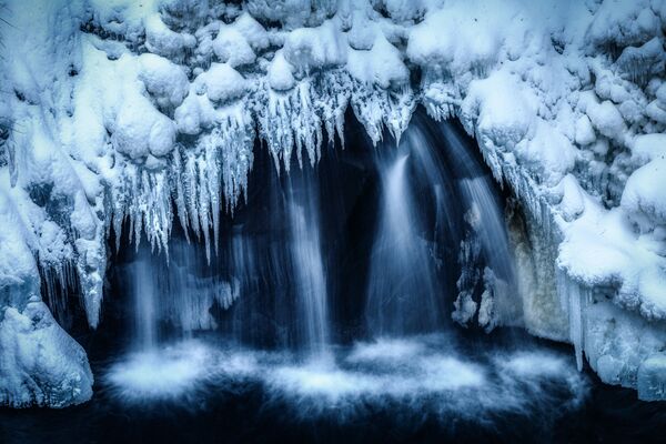 Japonijos fotografo Rie Asada, trečiosios vietos laimėtojo &quot;Planet Earth&#x27;s landscapes and environments&quot; kategorijoje, &quot;Ice falls&quot;. - Sputnik Lietuva