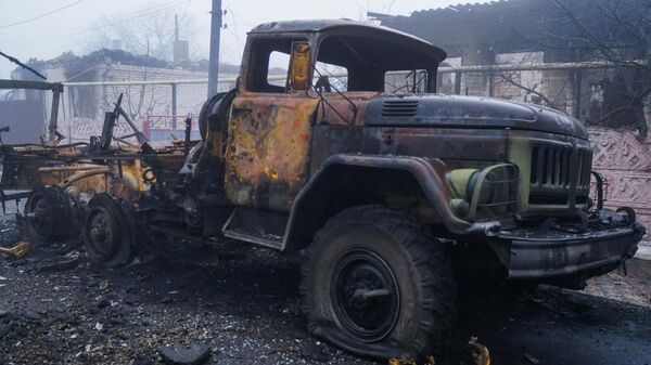 Sunaikintas Ukrainos ginkluotųjų pajėgų karinis automobilis Volnovachos privačiame sektoriuje - Sputnik Lietuva