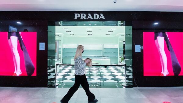 Девушка у закрытого магазина Prada в ЦУМе - Sputnik Lietuva