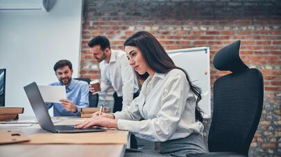 Люди работают в офисе, архивное фото