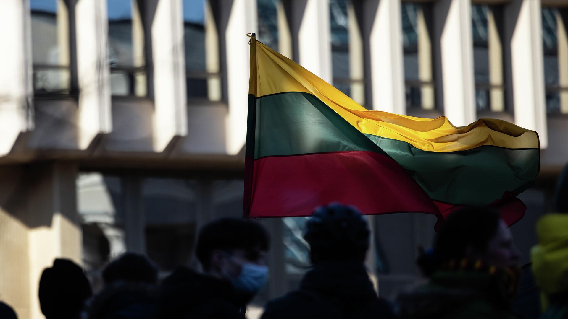 Литовский флаг у здания Сейма Литвы в Вильнюсе, архивное фото - Sputnik Литва, 1920, 29.07.2022