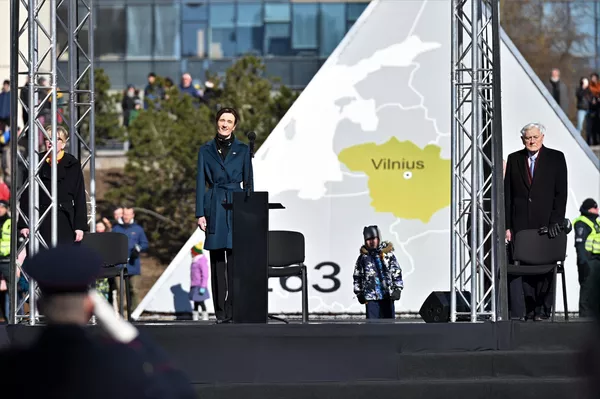 Vidurdienį Nepriklausomybės aikštėje prie Seimo įvyko iškilmingas trijų Baltijos šalių vėliavų pakėlimas. Vidurdienį Nepriklausomybės aikštėje prie Seimo įvyko iškilmingas trijų Baltijos šalių vėliavų pakėlimas. - Sputnik Lietuva
