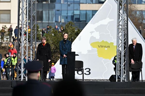 В полдень на площади Независимости рядом с Сеймом прошло торжественное поднятие флагов трех балтийских республик.  - Sputnik Литва