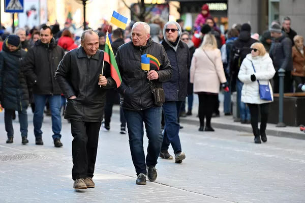 Kolona iš Seimo perėjo į katedrą, kur buvo laikomos atminimo mišios. Kolona iš Seimo perėjo į katedrą, kur buvo laikomos atminimo mišios. - Sputnik Lietuva