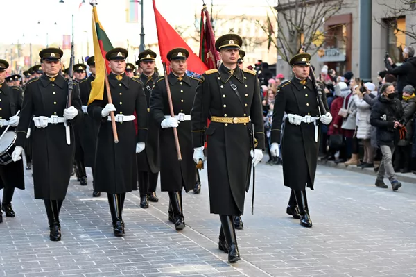Po ceremonijos su vėliavomis vyko eisena pagrindine sostinės gatve Gedemino prospektu. Po ceremonijos su vėliavomis vyko eisena pagrindine sostinės gatve Gedemino prospektu. - Sputnik Lietuva