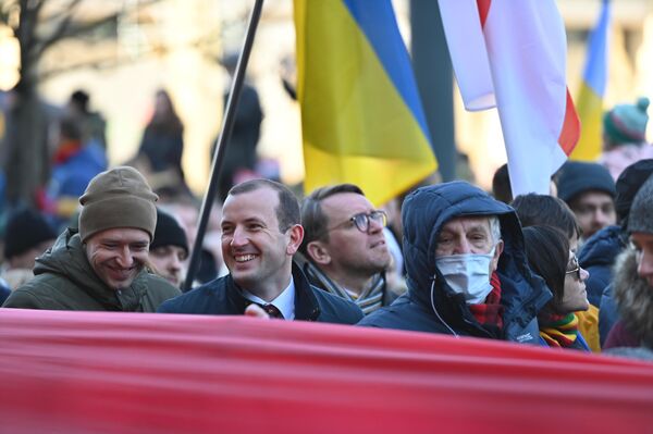 На фото: еврокомиссар от Литвы Виргиниюс Синкявичус принимает участие в шествии. - Sputnik Литва