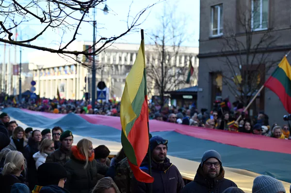 Pagal tradiciją eisenos dalyviai nešė didžiulę Lietuvos trispalvę. Pagal tradiciją eisenos dalyviai nešė didžiulę Lietuvos trispalvę. - Sputnik Lietuva