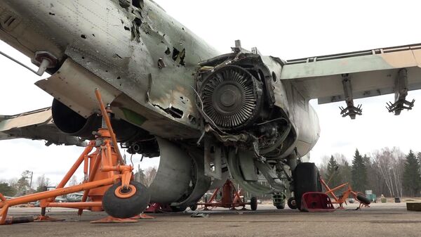 Кадры подбитого Су-25 и комментарий летчика, прикрывавшего его вывод из зоны атаки - Sputnik Литва
