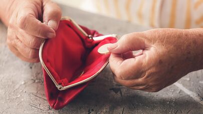 Кошелек в руках пожилой женщины, архивное фото