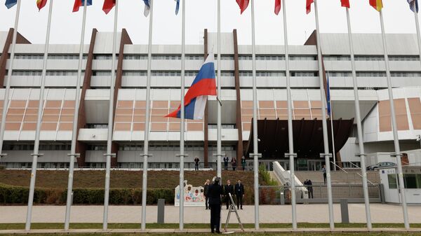 Снятие российского флага у здания Совета Европы в Страсбурге - Sputnik Lietuva