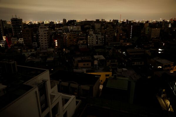 Po žemės drebėjimo Tošimos palatoje Tokijuje, Japonijoje, namuose ir pastatuose dingo elektra. - Sputnik Lietuva