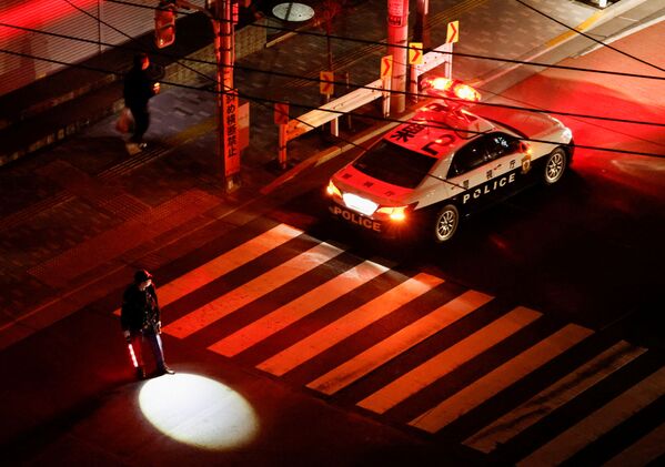 Policijos pareigūnas bando kontroliuoti eismą gatvėje nutrūkus elektros tiekimui po žemės drebėjimo. - Sputnik Lietuva