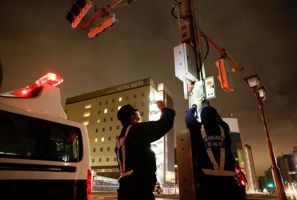 Policijos pareigūnai mėgina sutvarkyti šviesoforus po žemės drebėjimo. - Sputnik Lietuva