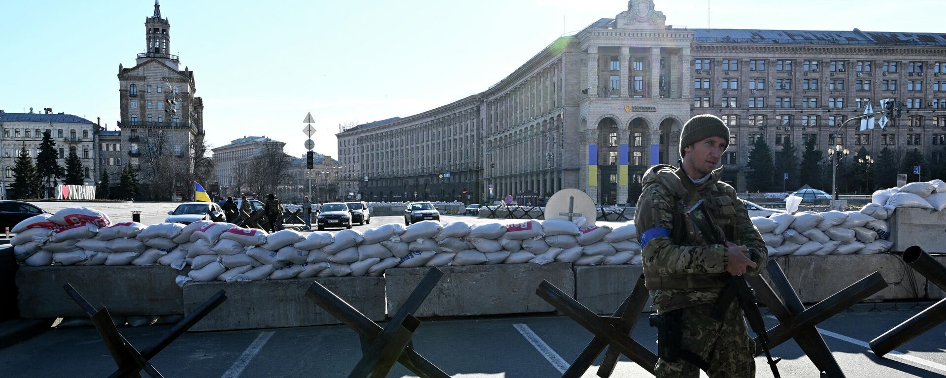 Ukrainos ginkluotųjų pajėgų karys Nepriklausomybės aikštėje Kijevo centre - Sputnik Lietuva, 1920, 30.03.2022