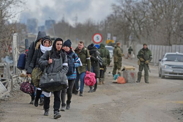 Pasak vienos iš pabėgėlių, Ukrainos kovotojai gąsdino gyventojus, kad Rusijos kariai šaudo į juos. - Sputnik Lietuva