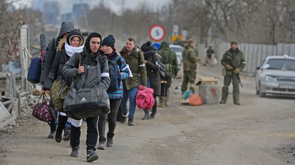 Беженцы на дороге из Мариуполя - Sputnik Lietuva