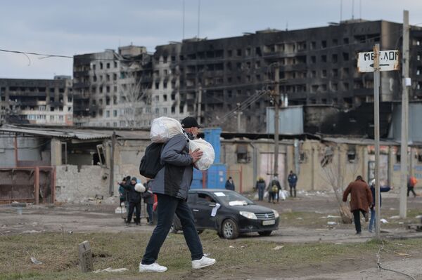 На данный момент, по словам главы МИД РФ Сергея Лаврова, из Мариуполя эвакуировали 33 тысячи человек.  - Sputnik Литва